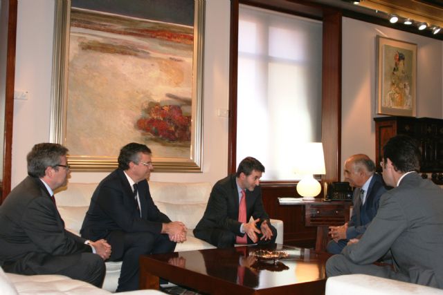 El presidente de la Comunidad, Alberto Garre, recibe a Josu Jon Imaz, Consejero Delegado del grupo Repsol - 2, Foto 2