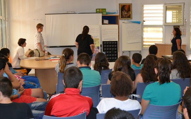 Profesionales sanitarios informa a alumnos de secundaria sobre los riesgo del consumo de alcohol - 1, Foto 1