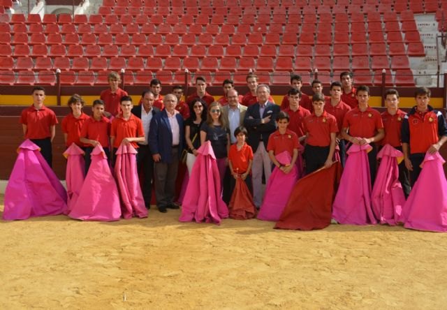 El consejero de Cultura destaca el trabajo que se realiza en la Escuela de Tauromaquia de Murcia - 1, Foto 1