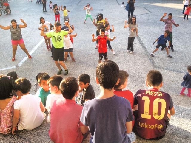 Multitudinaria clase de Zumba y Pilates al aire libre en la Plaza del Ayuntamiento con motivo de la II Semana Saludable de Lorquí - 1, Foto 1