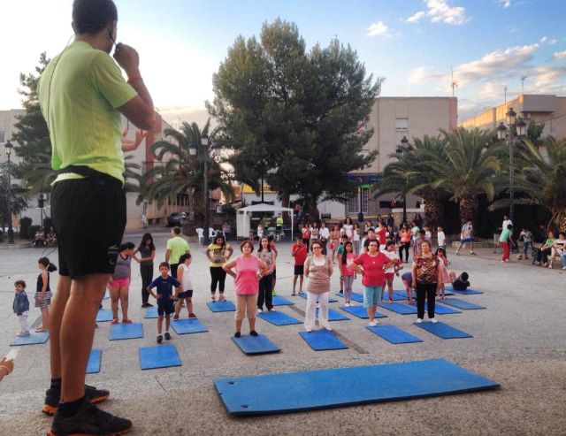Multitudinaria clase de Zumba y Pilates al aire libre en la Plaza del Ayuntamiento con motivo de la II Semana Saludable de Lorquí - 2, Foto 2