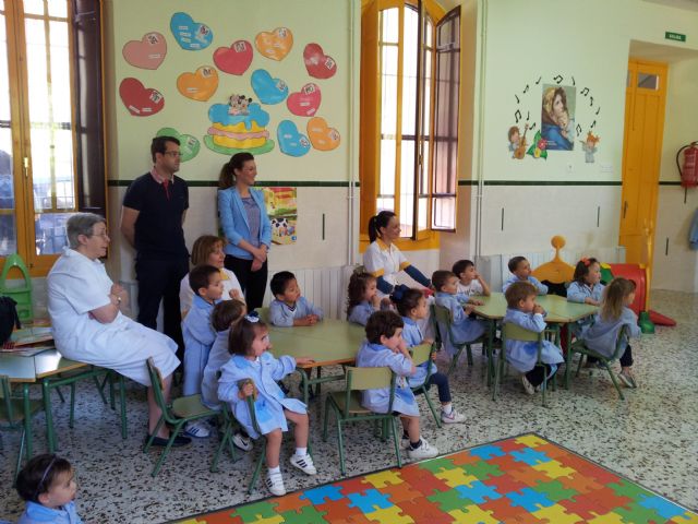 La Concejalía del Mayor inicia un programa con el que los mayores recorrerán guarderías y centros educativos - 2, Foto 2