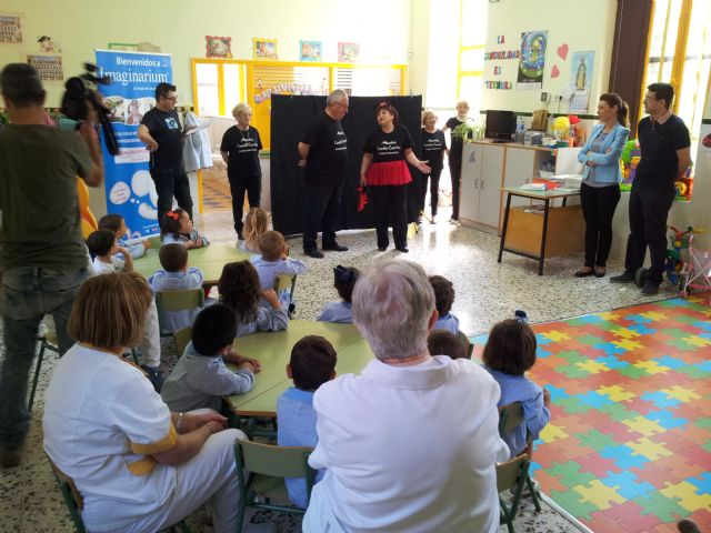La Concejalía del Mayor inicia un programa con el que los mayores recorrerán guarderías y centros educativos - 3, Foto 3