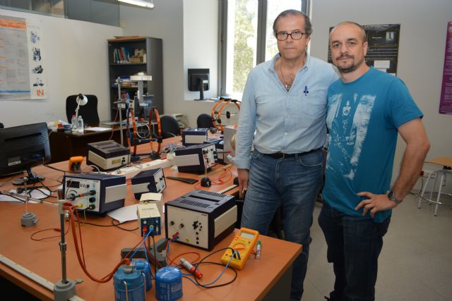 Los profesores José Damián Catalá y José Abad, en el laboratorio donde los alumnos realizan prácticas con ayuda de sus apuntes multimedia., Foto 1