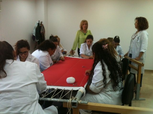 La Concejalía de Empleo del Ayuntamiento de Lorca duplica las plazas del proyecto para la formación de desempleados en la técnica del bordado lorquino - 1, Foto 1