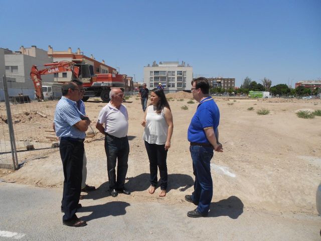El Ayuntamiento limpia el solar de Escuelas Nuevas al mismo tiempo que se reanudan las obras - 2, Foto 2