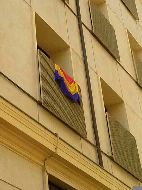IU-Verdes rechaza una petición del alcalde para retirar una bandera de la II República del balcón del grupo municipal - 1, Foto 1