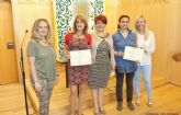 Las alumnas del curso de cuidado de enfermos de alzheimer reciben su diploma