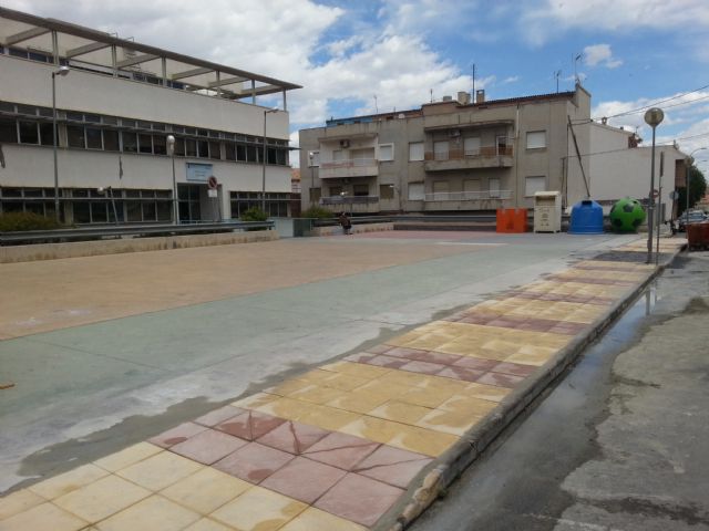 Obras y Servicios arregla la acera existente junto a la entrada del Centro de Salud - 1, Foto 1