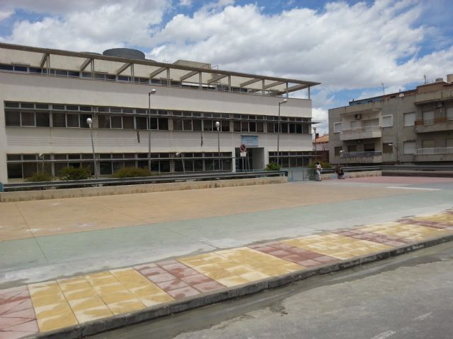Obras y Servicios arregla la acera existente junto a la entrada del Centro de Salud - 2, Foto 2