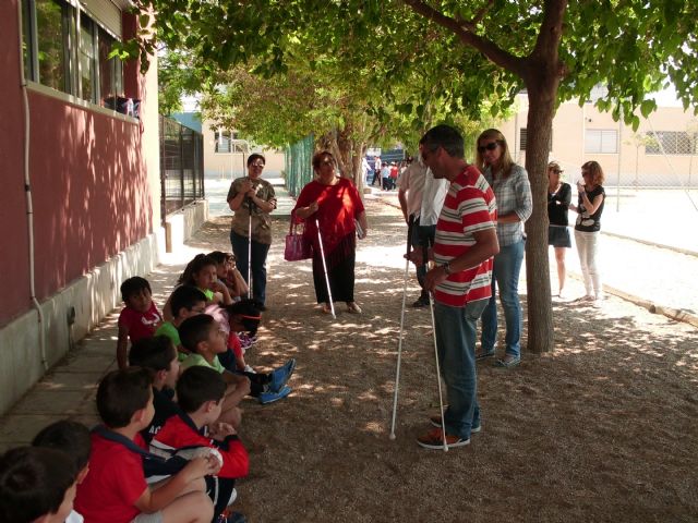 Escolares de El Mirador se acercan a la discapacidad experimentando las dificultades diarias de las personas que las padecen - 1, Foto 1