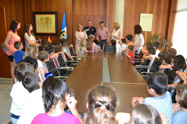 El Ayuntamiento abre sus puertas a los alumnos de educación infantil con motivo del Día de la Región - 1, Foto 1