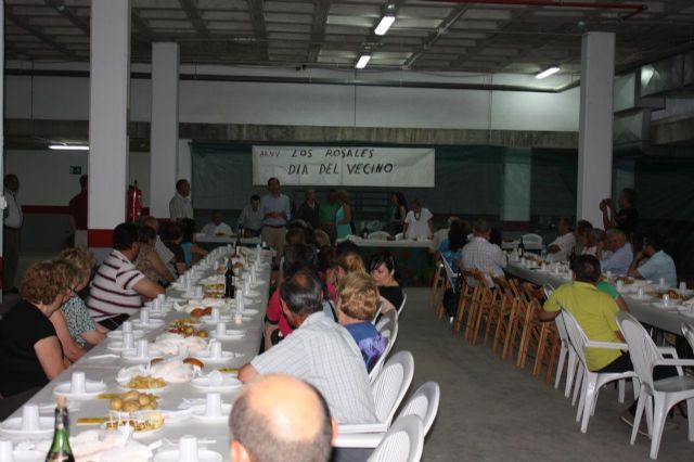 El Alcalde entrega a María del Carmen Pelegrín la Insignia de Oro de la Asociación de Vecinos de Los Rosales - 2, Foto 2