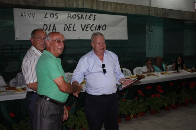 El Alcalde entrega a María del Carmen Pelegrín la Insignia de Oro de la Asociación de Vecinos de Los Rosales - 3, Foto 3