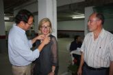 El Alcalde entrega a Mara del Carmen Pelegrn la Insignia de Oro de la Asociacin de Vecinos de Los Rosales