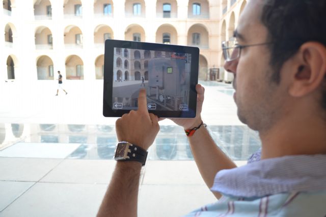 En las imágenes, tomadas en la Escuela de Industriales de la UPCT, se puede observar cómo se pueden visualizar objetos en escenarios reales e incluso ver la perspectiva desde el interior del modelo, Foto 1