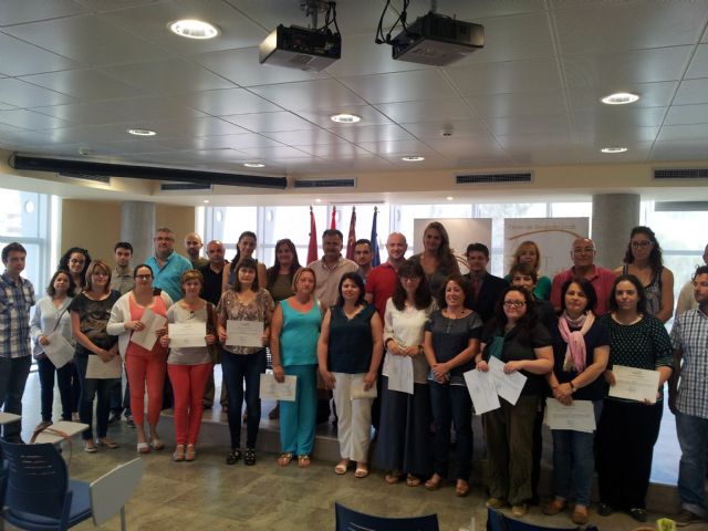El Alcalde entrega los diplomas que certifican la formación de 198 lorquinos - 1, Foto 1