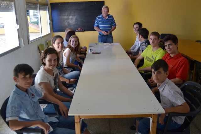 Voluntarios cívicos llevan a cabo una actividad de intercambio de conversación en francés - 1, Foto 1