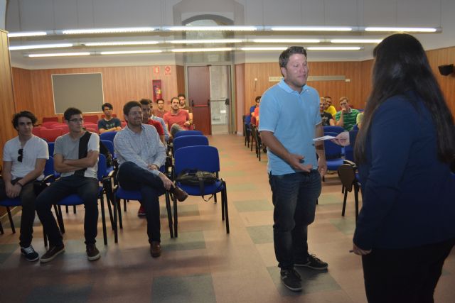 Un alumno entrega su currículum a Begoña Hernández, Foto 1