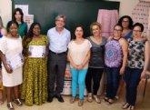 Diez mujeres aprenden técnicas de reparación textil para mejorar su empleabilidad