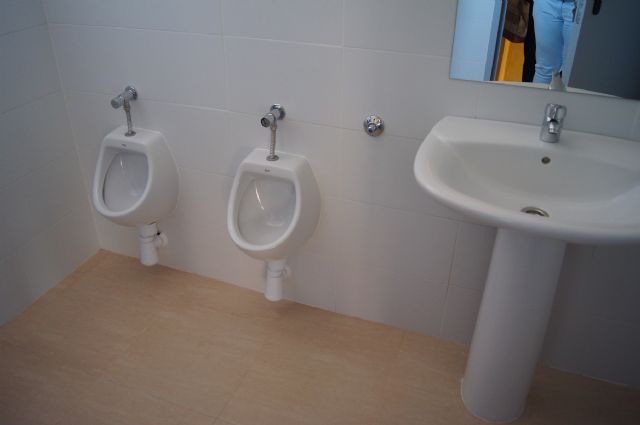 Complete works of the two toilets in the new classrooms of the Bar "Regional-Deitania", Foto 3