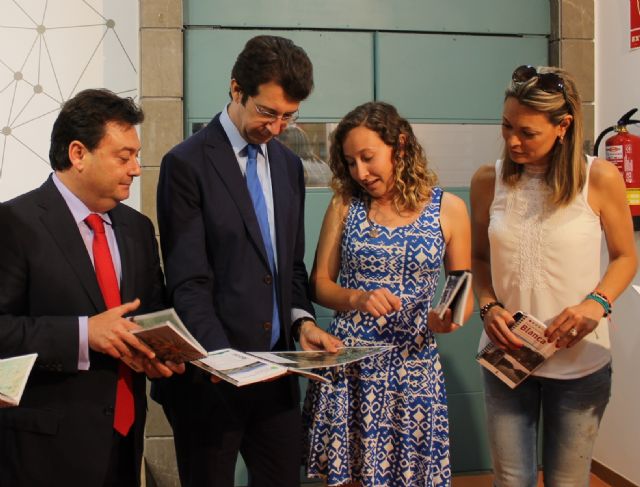 Juan Carlos Ruiz presenta un libro con diez rutas para conocer la riqueza cultural y natural del municipio de Blanca - 1, Foto 1