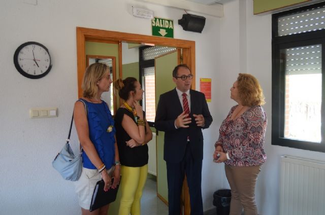 El director general de Universidades visitó la Escuela Oficial de Idiomas de San Javier - 1, Foto 1