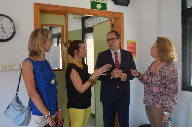 El director general de Universidades visitó la Escuela Oficial de Idiomas de San Javier - 2, Foto 2