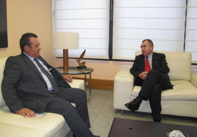 The counselor meets with Manuel Campos VP Etosa, Foto 1