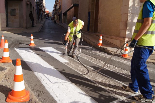 Works carried repainting road markings in the main streets of the city center, Foto 2