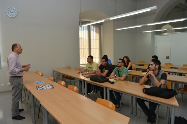 En las imágenes se puede ver la entrevista a los candidatos y una muestra de cómo se pueden visualizar objetos en escenarios reales a través de dispositivos móviles., Foto 1