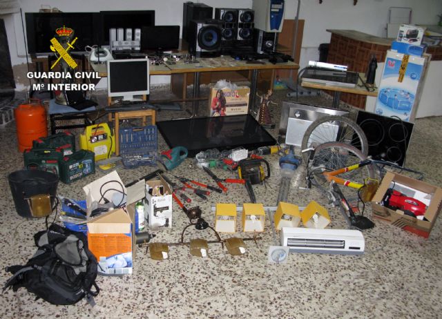 La Guardia Civil desmantela una banda juvenil dedicada al robos en viviendas en Jumilla - 3, Foto 3