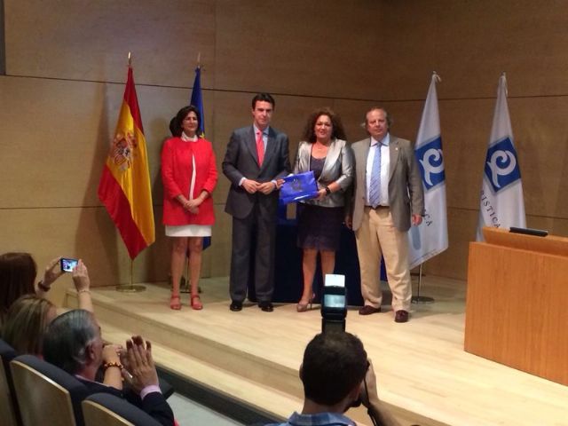 El Ministro entrega a la concejal de Turismo de Los Alcázares las 6 'Q de Calidad Turística' - 1, Foto 1