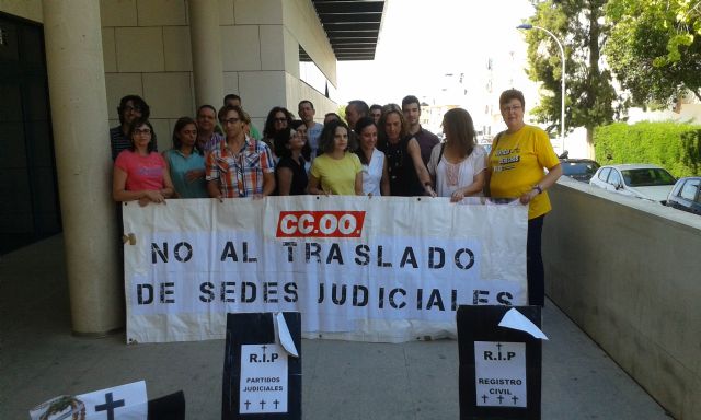 En la localidad de San Javier esta mañana se han manifestado los trabajadores de los Juzgados y el Registro Civil - 1, Foto 1