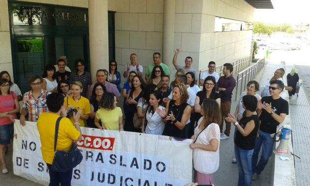 En la localidad de San Javier esta mañana se han manifestado los trabajadores de los Juzgados y el Registro Civil - 2, Foto 2