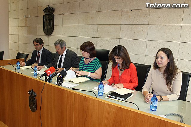 La alcaldesa de Totana subscribe un convenio con varias entidades para la creacin y el desarrollo del Vivero de Empresas - 6