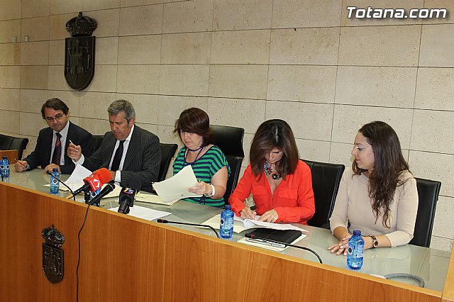 La alcaldesa de Totana subscribe un convenio con varias entidades para la creacin y el desarrollo del Vivero de Empresas - 8