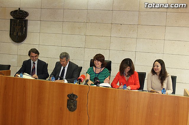 La alcaldesa de Totana subscribe un convenio con varias entidades para la creacin y el desarrollo del Vivero de Empresas - 10