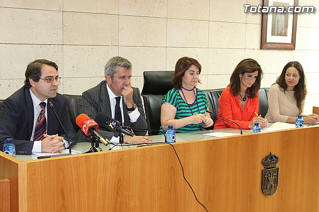 La alcaldesa de Totana subscribe un convenio con varias entidades para la creacin y el desarrollo del Vivero de Empresas - 11