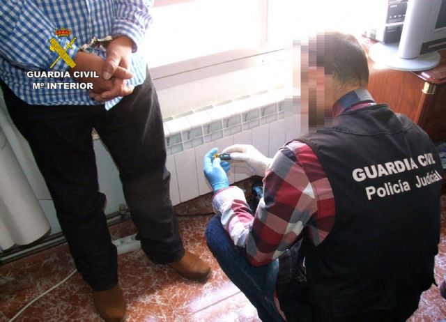 La Guardia Civil detiene a un hombre por tener archivos pedófilos en el teléfono móvil - 1, Foto 1