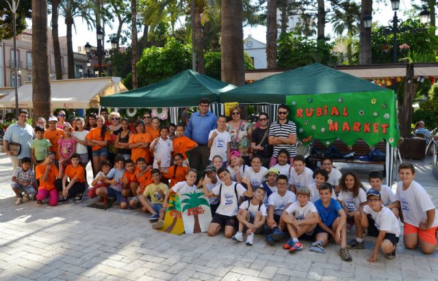 Alumnos de los colegios Ramón y Cajal y El Rubial instalan un Minimarket en la Plaza de España de Águilas - 2, Foto 2