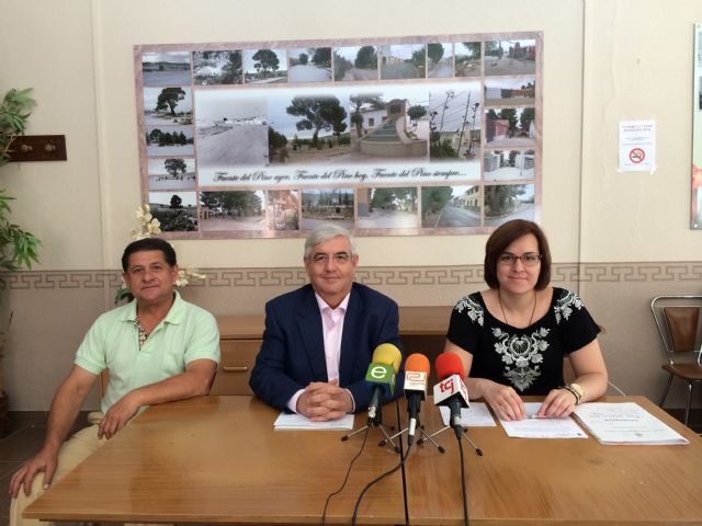 El alcalde recoge las necesidades de los vecinos de la Fuete del Pino, y les presenta el nuevo proyecto sobre  recogida de basura y limpieza viaria - 1, Foto 1