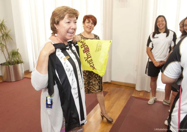 La alcaldesa se ha mostrado orgullosa de las campeonas del Cartagena Féminas de fútbol - 5, Foto 5