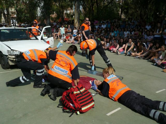 Voluntarios de Protección Civil muestran a escolares cómo actuar en un accidente de moto - 1, Foto 1