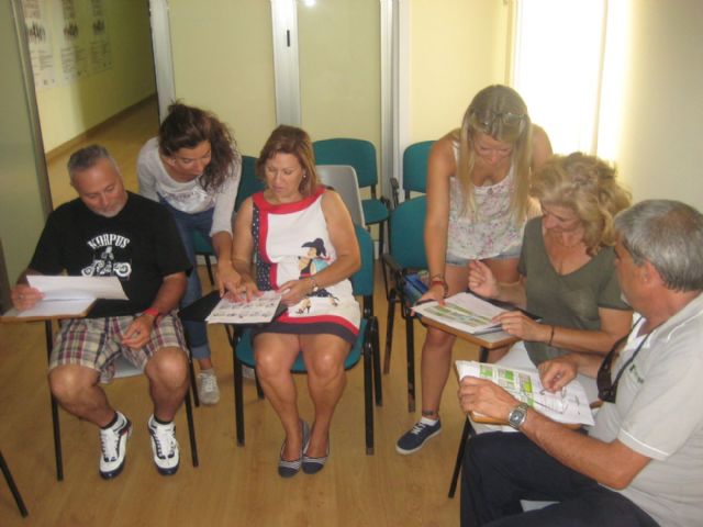 Dos voluntarias europeas colaboran en los talleres de nuestros mayores - 1, Foto 1