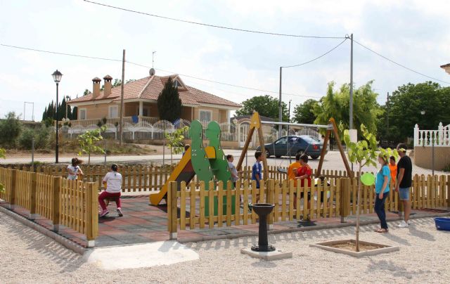 Acondicionan un parque infantil en la pedanía de Los Prados - 1, Foto 1