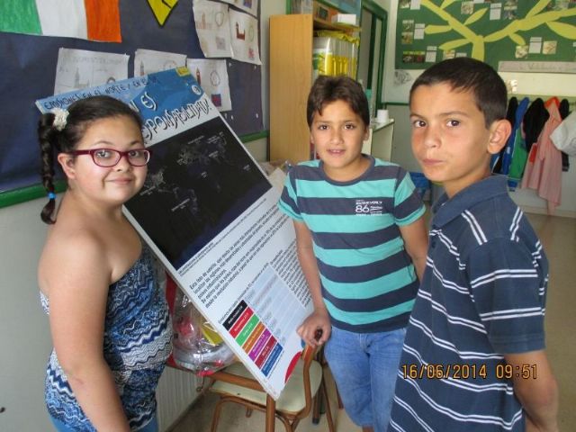 El alcalde de Jumilla resuelve dudas sobre el nuevo servicio público de recogida de basuras a los alumnos del C.C. Cruz de Piedra - 1, Foto 1