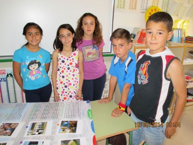 El alcalde de Jumilla resuelve dudas sobre el nuevo servicio público de recogida de basuras a los alumnos del C.C. Cruz de Piedra - 2, Foto 2