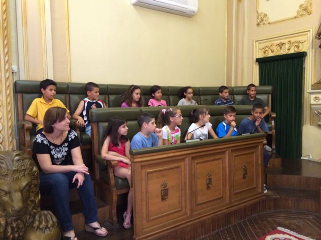 El alcalde de Jumilla resuelve dudas sobre el nuevo servicio público de recogida de basuras a los alumnos del C.C. Cruz de Piedra - 5, Foto 5