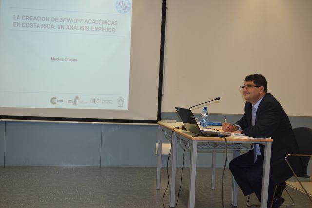 Mauricio Monge durante la lectura de su tesis en la Facultad de Ciencias de la Empresa, Foto 1